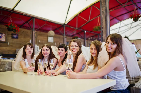 테이블 및 dri에 앉아 흰 셔츠에 쾌활 한 여자의 그룹 — 스톡 사진