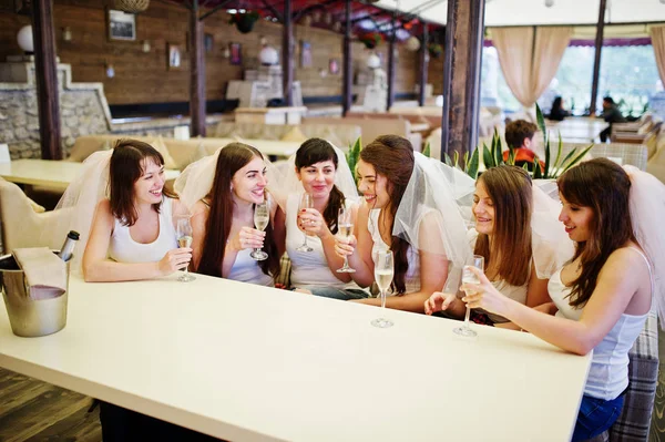 Neşeli kız, beyaz gömlek tablo ve DRI oturma grubu — Stok fotoğraf