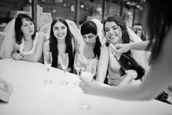 Neşeli kız, beyaz gömlek tablo ve DRI oturma grubu — Stok fotoğraf