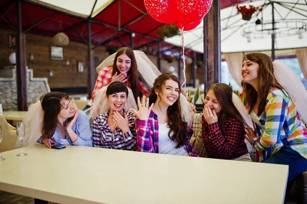 Ομάδα χαρούμενα κορίτσια στο καρό πουκάμισα που κάθεται στο τραπέζι, στο — Φωτογραφία Αρχείου
