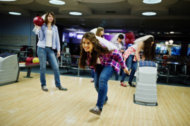 Grup kız eğleniyor ve play bowling tavuk partide.