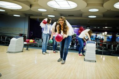 Grup kız eğleniyor ve play bowling tavuk partide.