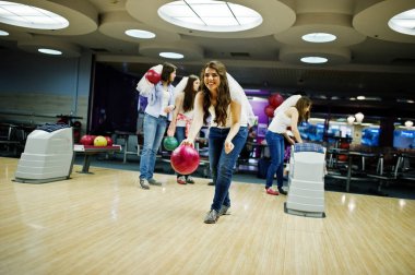Grup kız eğleniyor ve play bowling tavuk partide.