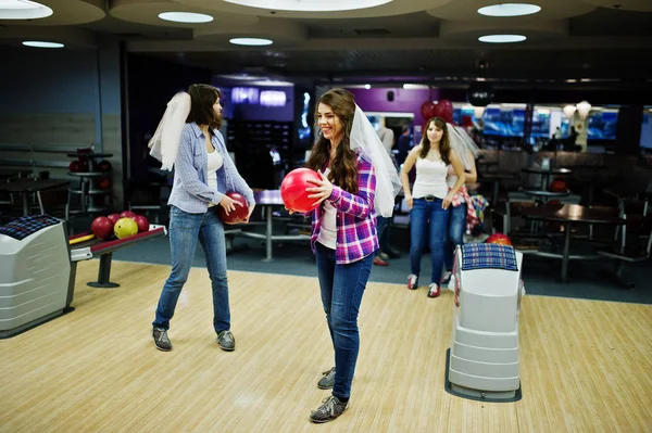 Grup kız eğleniyor ve play bowling tavuk partide. — Stok fotoğraf