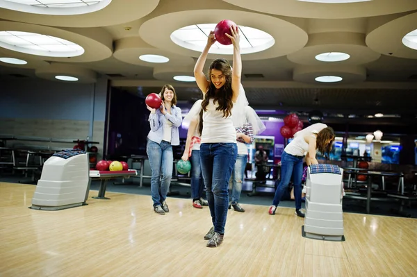 Groep van meisjes met plezier en speel bowlen op kip feestje. — Stockfoto