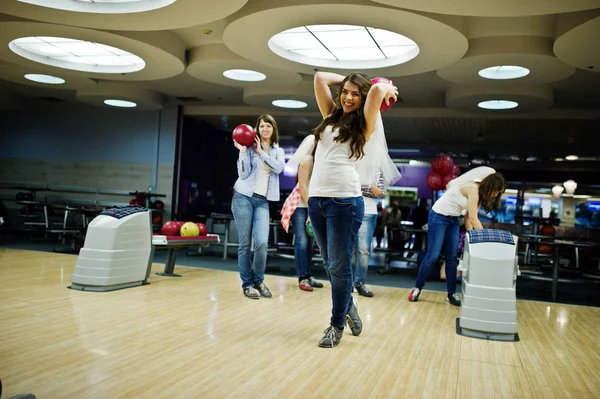Groep van meisjes met plezier en speel bowlen op kip feestje. — Stockfoto