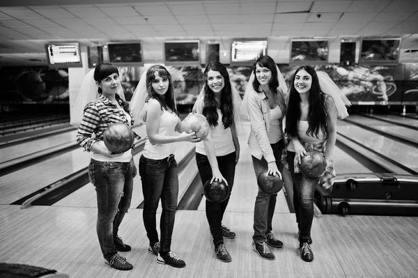 Grupo de seis meninas com bolas de boliche na festa das galinhas no clu de boliche — Fotografia de Stock