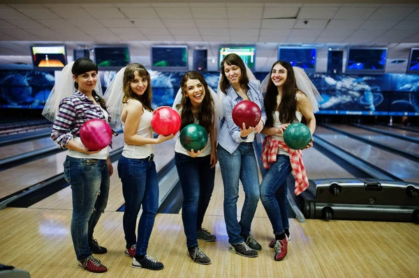 Grupo de seis meninas com bolas de boliche na festa das galinhas no clu de boliche — Fotografia de Stock