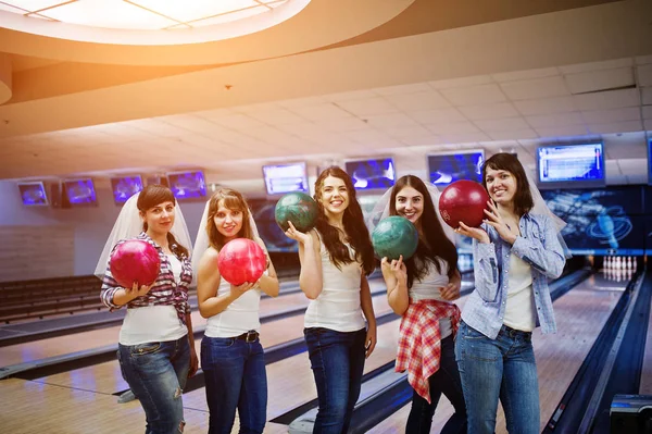 Grupo de seis chicas ingenio bolas de bolos en despedida de soltera en bowling clu — Foto de Stock