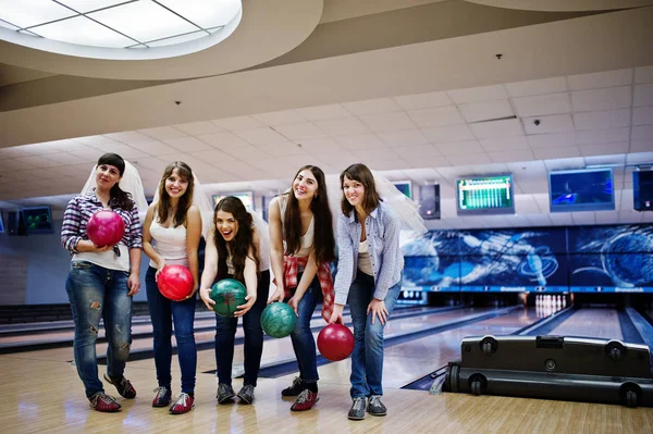 Gruppe von sechs Mädchen mit Bowlingbällen bei Polterabend auf Bowlingbahn — Stockfoto