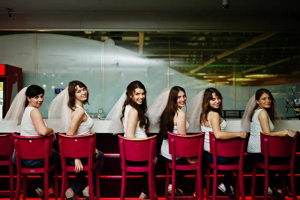Sechs verschleierte Mädchen sitzen auf Junggesellenabschied am Barhocker. — Stockfoto