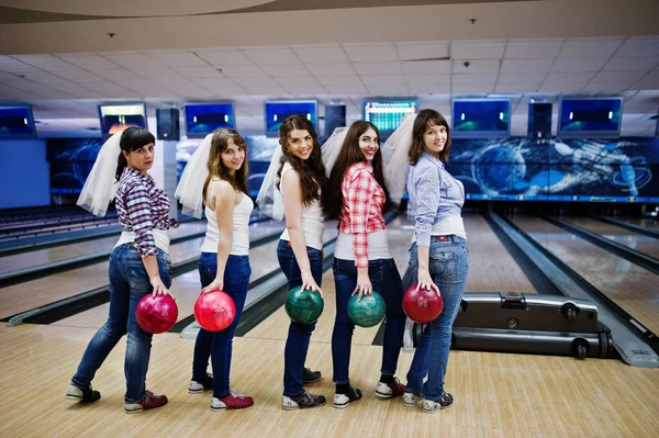 Grupo de seis meninas com bolas de boliche na festa das galinhas no clu de boliche — Fotografia de Stock