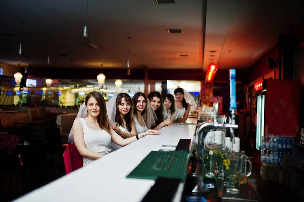 Шесть девушек на вуали сидят на девичнике в баре. . — стоковое фото