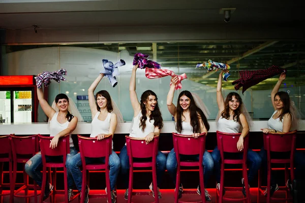 Six filles sur le voile s'assoient au bar tabourets sur la fête de poule . — Photo