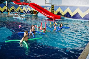 Yüzme po aerobical excercises yapıyor Kız Fitness grubu