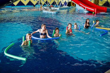 Yüzme po aerobical excercises yapıyor Kız Fitness grubu