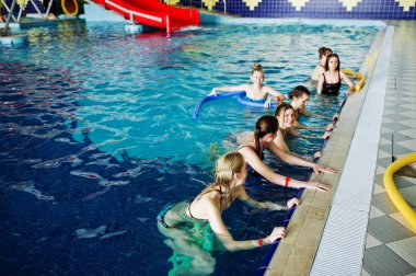 Yüzme po aerobical excercises yapıyor Kız Fitness grubu