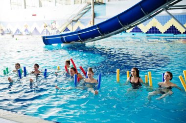 Yüzme po aerobical excercises yapıyor Kız Fitness grubu