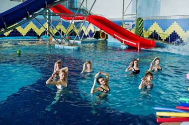 Yüzme po aerobical excercises yapıyor Kız Fitness grubu
