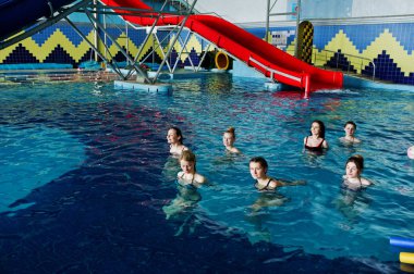 Yüzme po aerobical excercises yapıyor Kız Fitness grubu