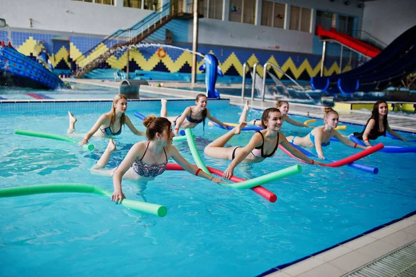Fitnessgruppe von Mädchen macht Aerobic-Übungen im Schwimmen — Stockfoto