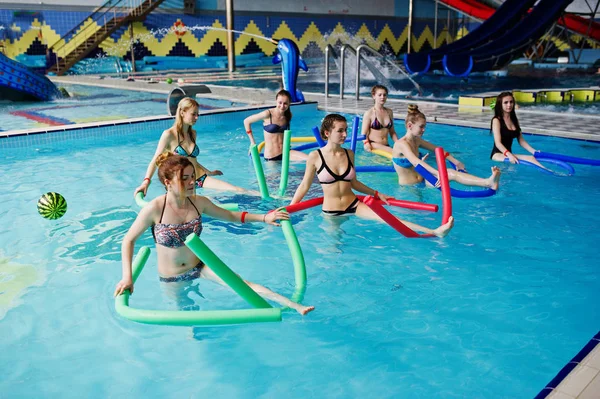 Gym grupp av flickor gör aerobical övningar i simning po — Stockfoto