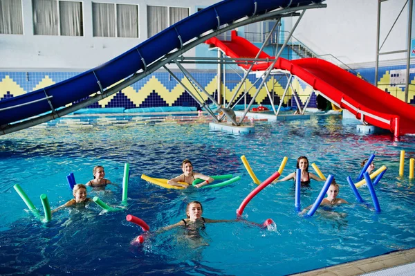 Fitness group of girls doing aerobical excercises in swimming po — Stock Photo, Image