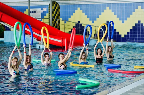 Yüzme po aerobical excercises yapıyor Kız Fitness grubu