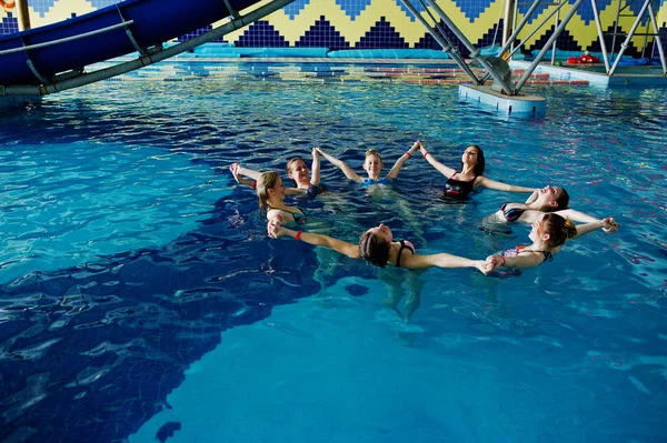 Gimnasio grupo de chicas haciendo ejercicios aeróbicos en la natación po —  Fotos de Stock