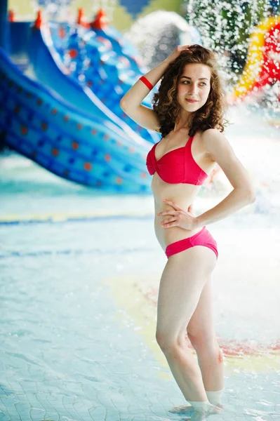 W bir havuzda poz bir inanılmaz görünümlü kız portresi — Stok fotoğraf