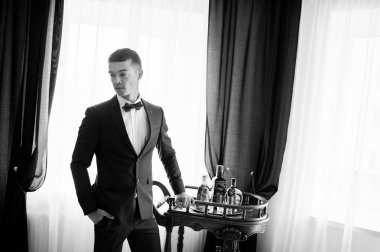 Onun yaptığı Düğün Fotoğraf oturumu için poz bir damat portresi 