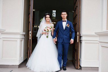 Sonra el ele tutuşarak kilise mutlu gelin ve damat çıkması