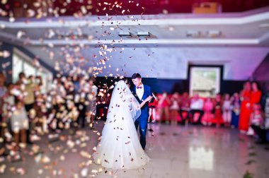 Onların weddin üzerinde dokunaklı ve duygusal ilk dans çift