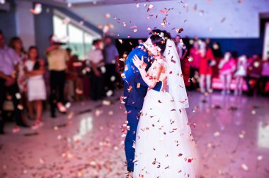 Onların weddin üzerinde dokunaklı ve duygusal ilk dans çift