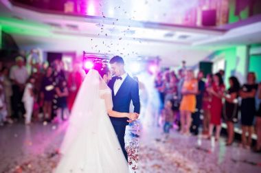 Onların weddin üzerinde dokunaklı ve duygusal ilk dans çift