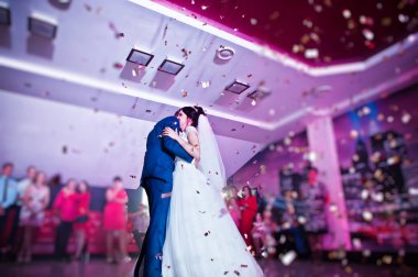 Onların weddin üzerinde dokunaklı ve duygusal ilk dans çift
