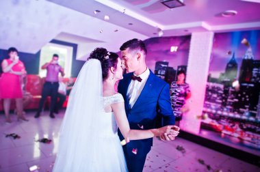 Onların weddin üzerinde dokunaklı ve duygusal ilk dans çift