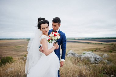 Harika Düğün çifti çam ile uzun otların içinde yürüyüş