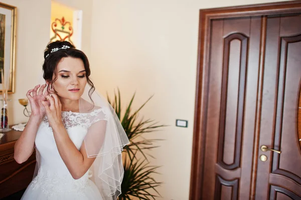 エレガントなイヤリングを入れて美しい花嫁の肖像画を間近します。 — ストック写真