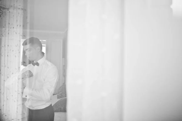 Handsome groom dressing up and getting ready for his wedding in — Stock Photo, Image
