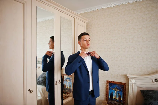 Handsome groom dressing up and getting ready for his wedding in — Stock Photo, Image