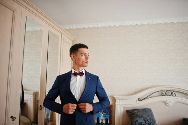 Handsome groom dressing up and getting ready for his wedding in — Stock Photo, Image