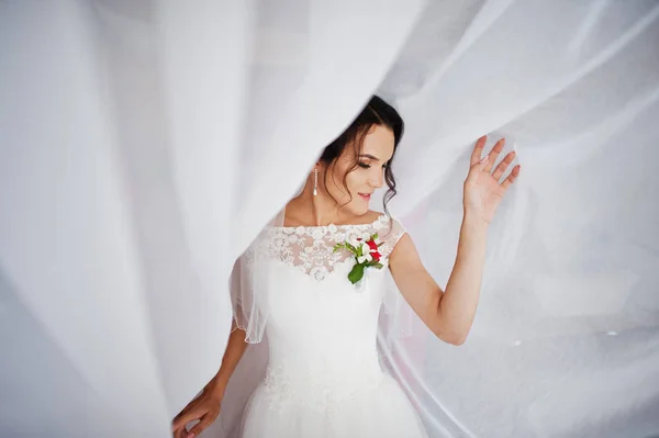 Fantastische Braut posiert mit Tüll für ihr Hochzeitsfoto — Stockfoto