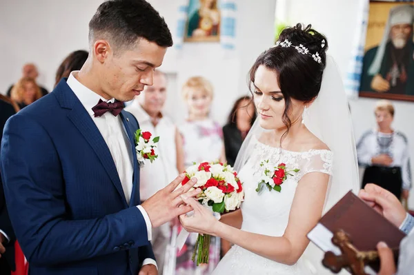 Increíble pareja poniendo anillos de boda en los dedos del otro. C — Foto de Stock