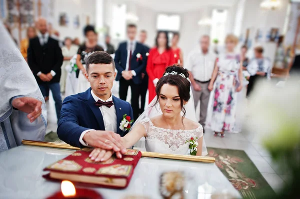 Couple faire des vœux lors de leur cérémonie de mariage dans l'église w — Photo