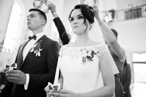 Pareja de boda de pie en la iglesia durante la ceremonia con t — Foto de Stock