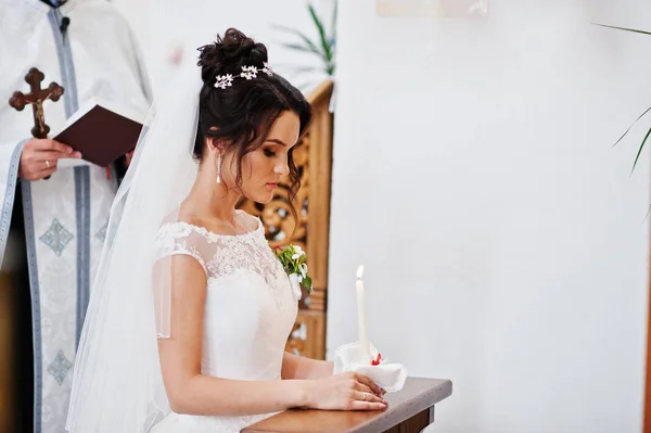 De cerca la foto de una hermosa novia arrodillada en la iglesia durin — Foto de Stock