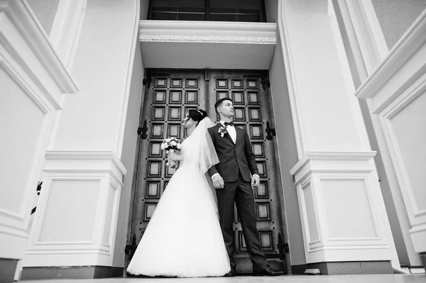 Sonra el ele tutuşarak kilise mutlu gelin ve damat çıkması — Stok fotoğraf