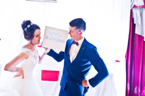 Beau couple heureux de mariage tenant une assiette sur leur grand jour — Photo