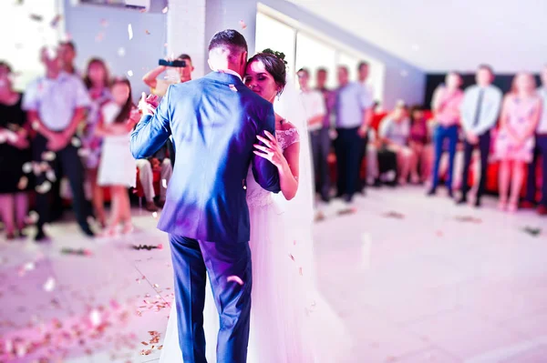 Onların weddin üzerinde dokunaklı ve duygusal ilk dans çift — Stok fotoğraf